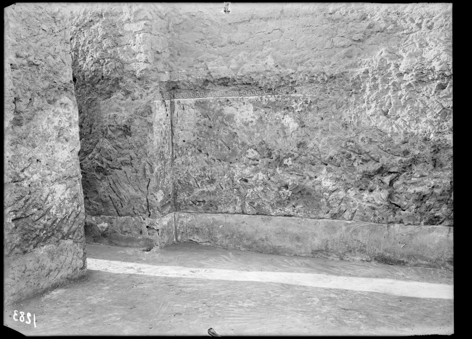 Double bandeau décoratif de la salle 31 (angle nord-ouest)