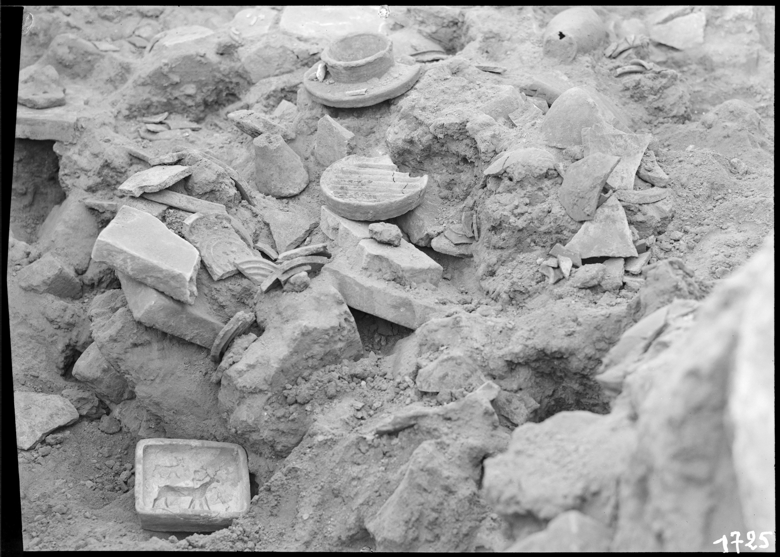 Moules à pâtisserie in situ dans l'effondrement de l'étage surmontant la salle 77