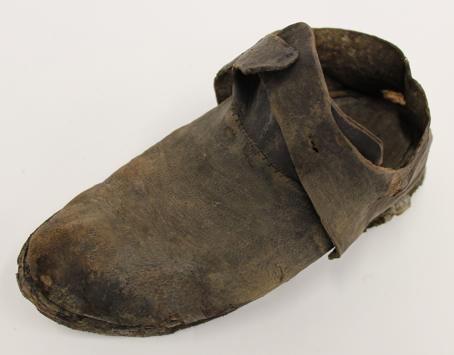 Photographie d'une chaussure découverte sur une épave après restauration