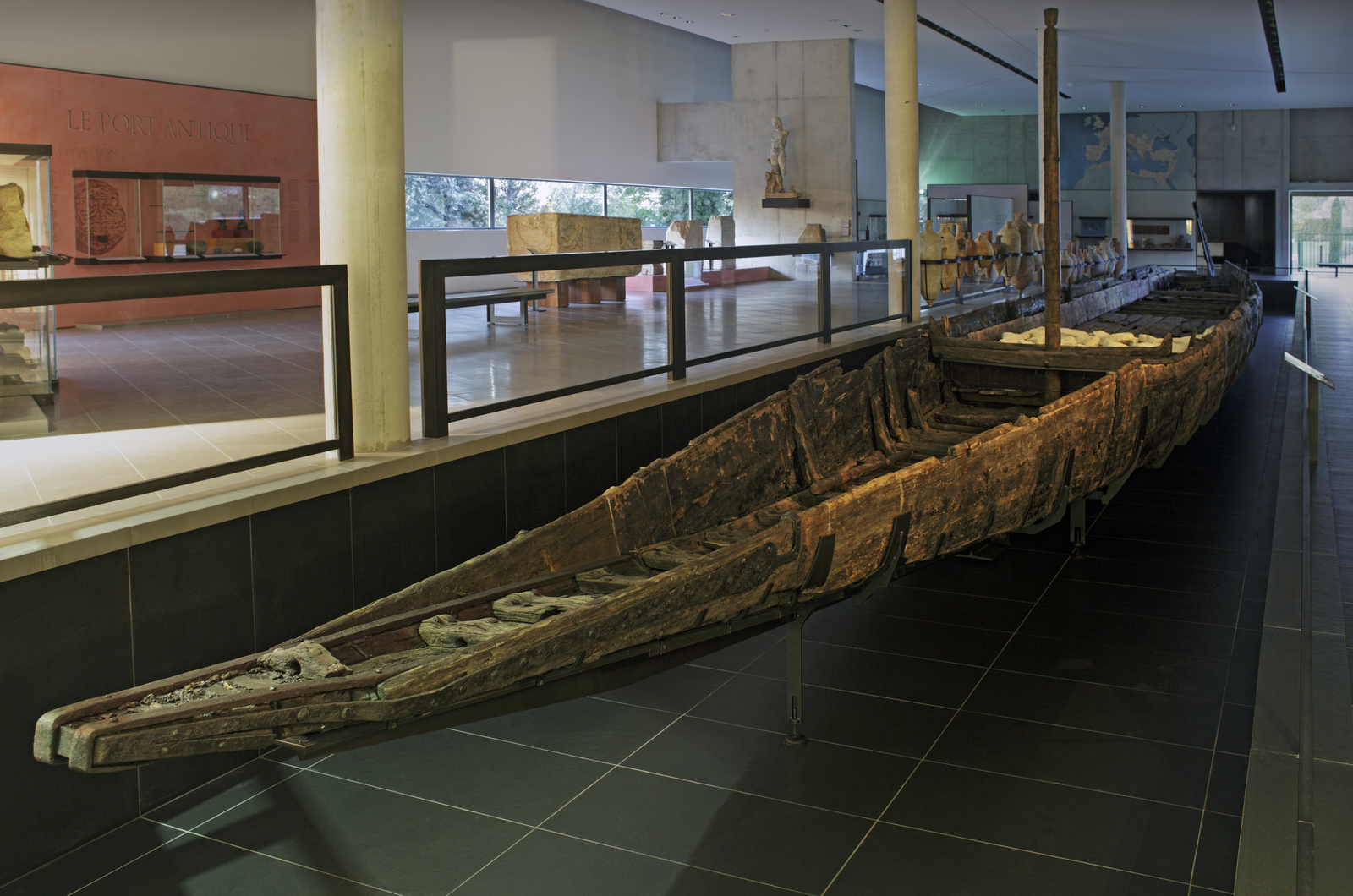 Photographie du navire Arles-Rhône 3 dans le musée