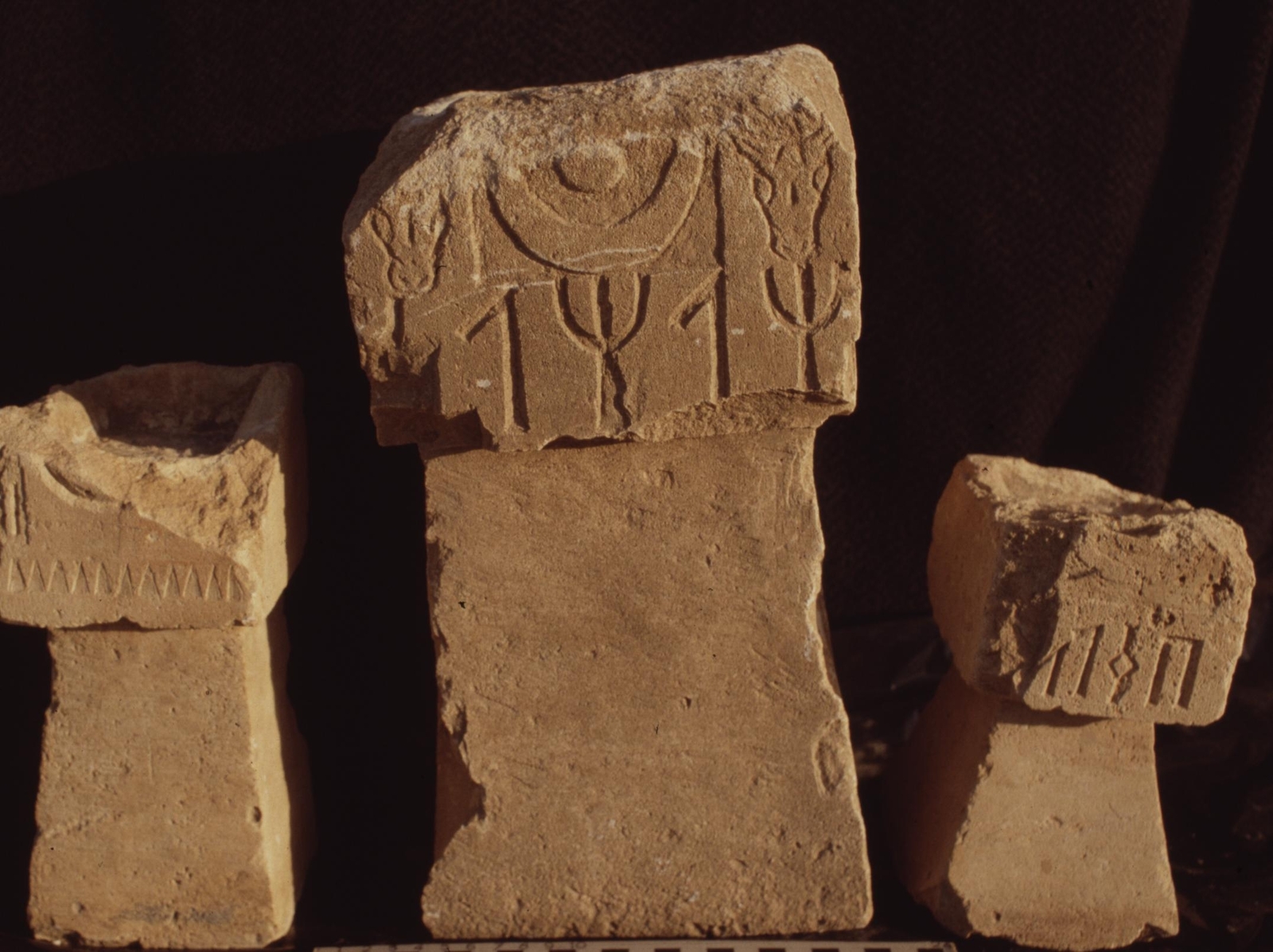 Autels à encens en pierre (n° 3, 4, 5) Temple de Nashshan