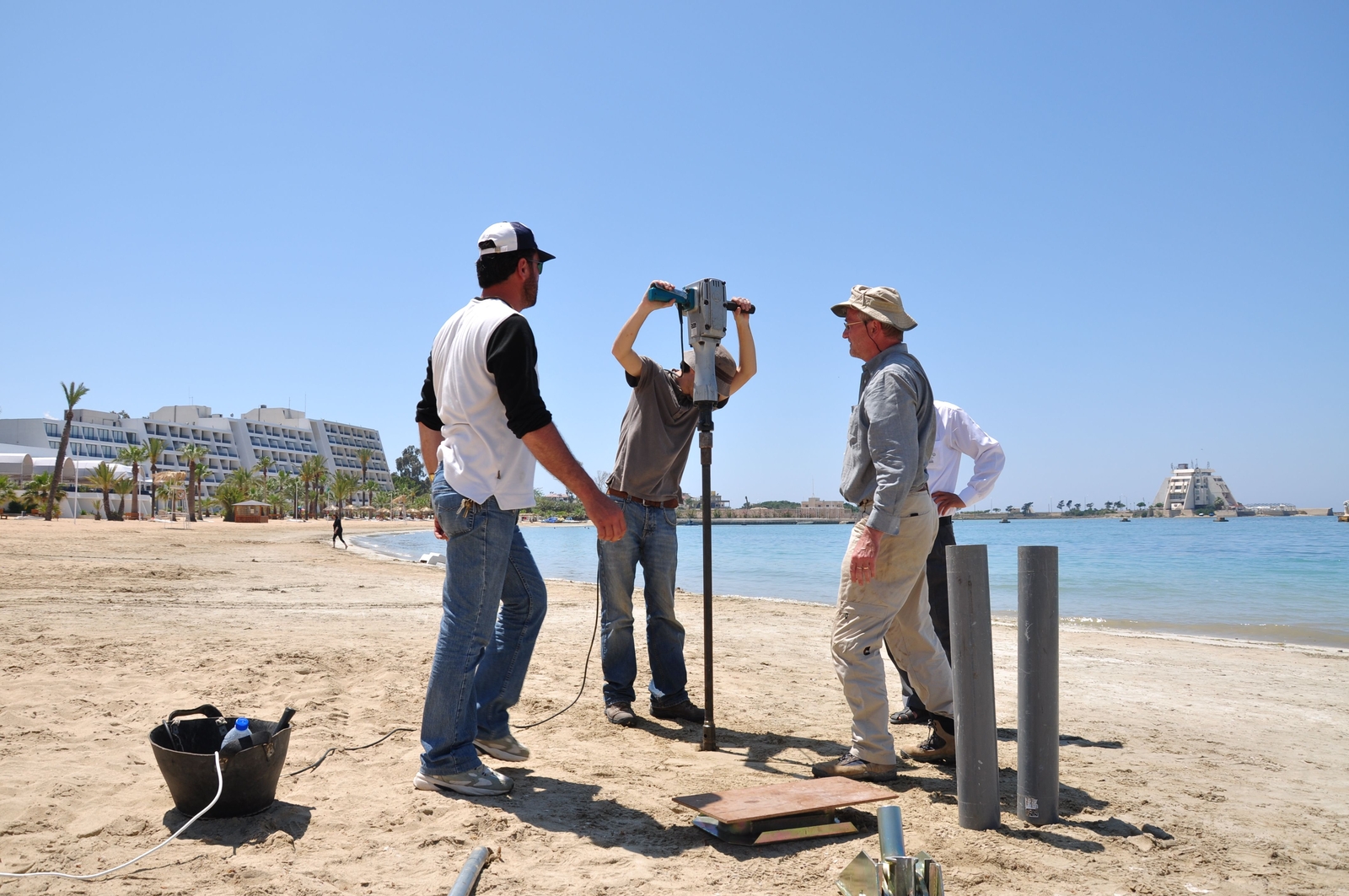 Carottage en cours sur la plage d'Ibn Hani (2009)