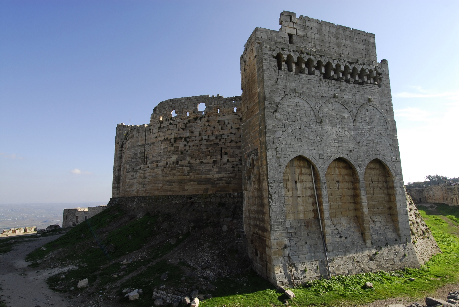 Photographie extérieure de la tour des latrines