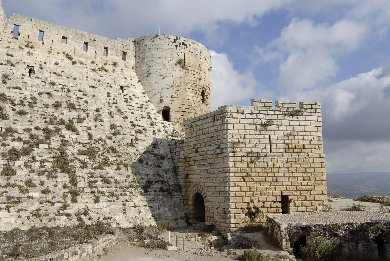 Vue extérieure de la tour-porte du Crac des Chevaliers (Krak)