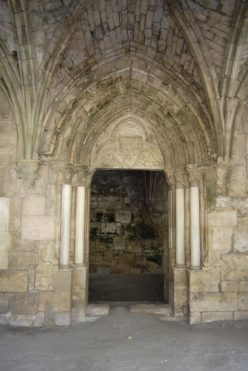 Photographie de la porte nord donnant dans la grande salle