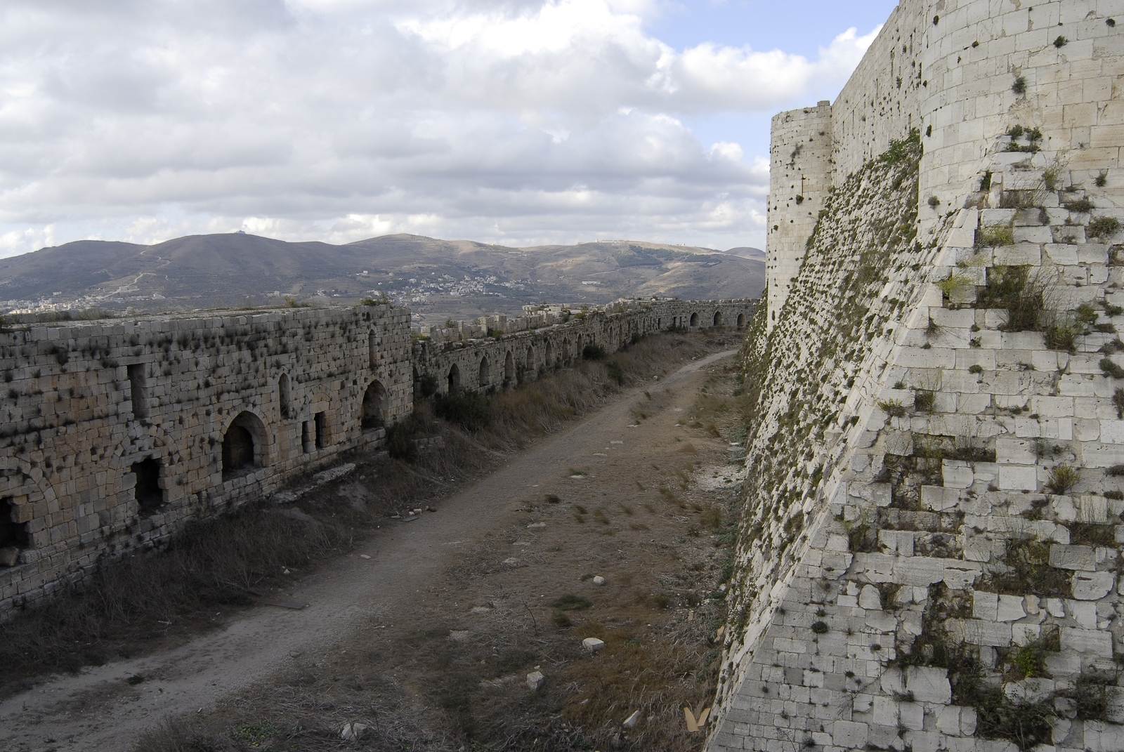 Photographie des lices ouest, mi-XIIIe siècle