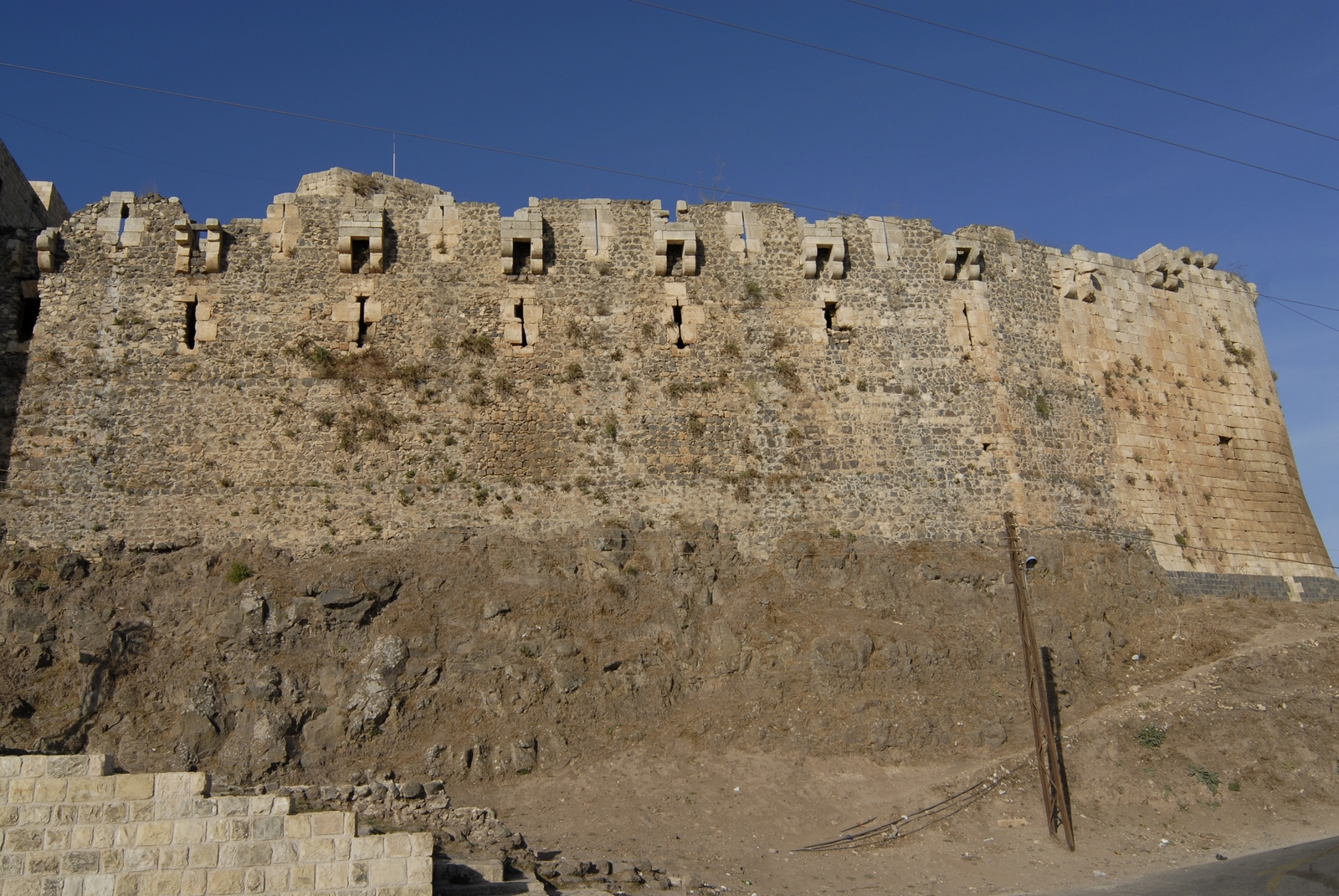 Photographie de la courtine nord-est mi-XIIIe siècle