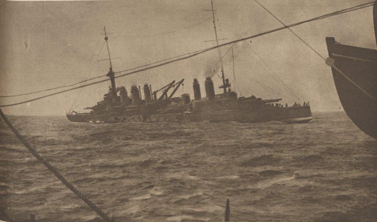 Cuirassé le Danton, torpillé et s'inclinant en mars 1917