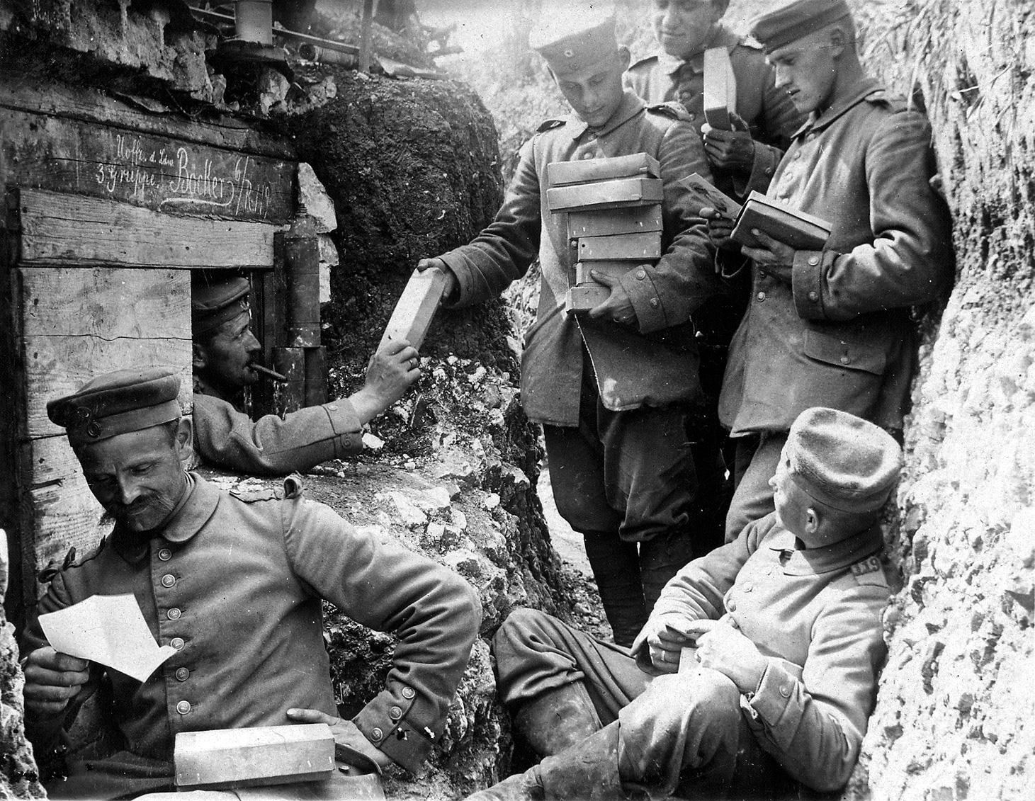 Distribution de colis dans une tranchée allemande