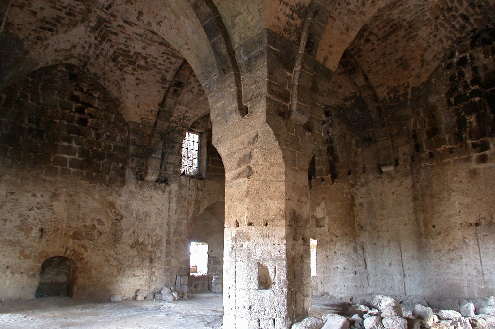 Photographie intérieure du Castrum Rubrum, tour hospitalière de Syrie