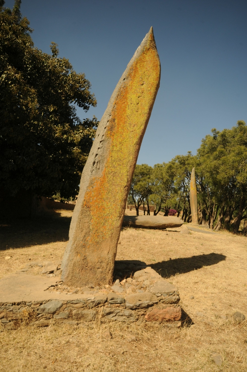 Stèle oblique non ravalée