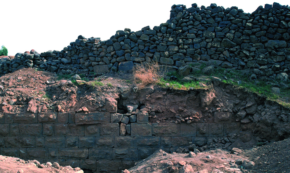 Le rempart de la ville au nord-ouest. Au premier plan, le rempart à bossages du IIIe siècle ap. J.-C. (?). Au deuxième plan, un mur récent sur le tracé du rempart du tell de l’âge du Bronze.
