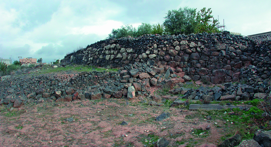 Le rempart de la ville au sud-ouest. Sur la droite, la première assise d’un petit édifice d’époque romaine.