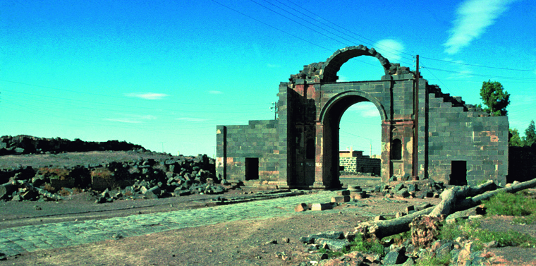 La porte Ouest : vue depuis l’est avec l’extrémité ouest de la rue principale.