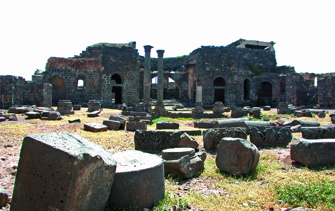 L’église des Saints Serge, Bacchus et Léonce, les colonnes redressées dans l’exèdre est du tétraconque. Bosra.