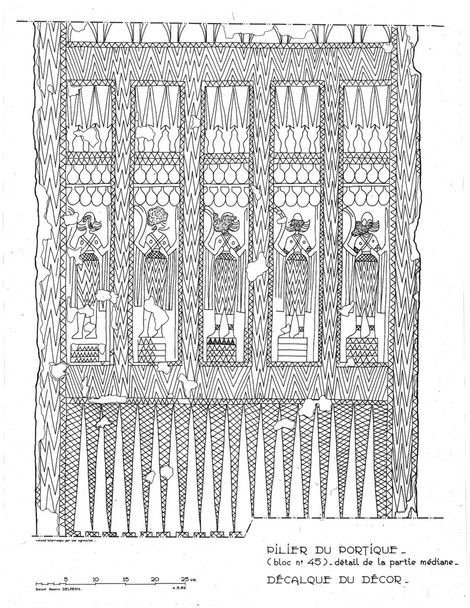 Figures féminines sur un des piliers du portique 
