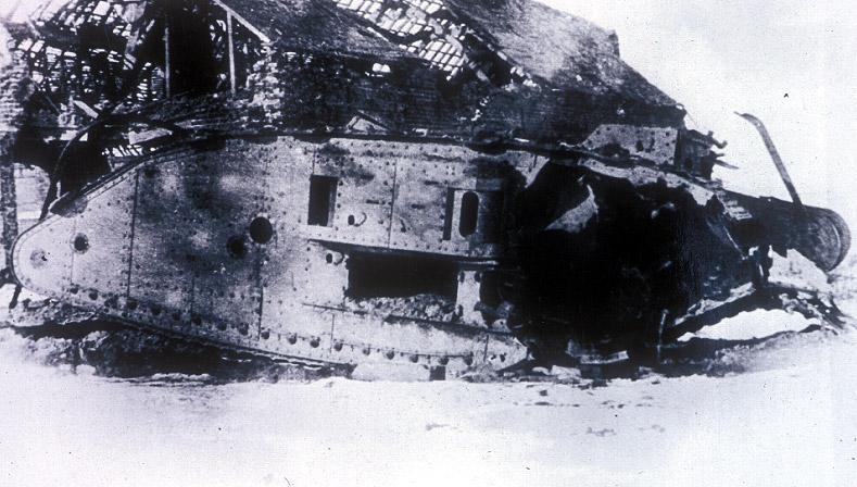 Vue du char britannique D. 51 "Deborah" dans une rue de Flesquières (Nord), en 1918