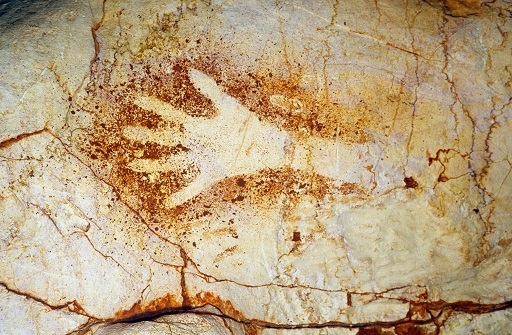 Photographie d'une empreinte de main dans la grotte Cosquer