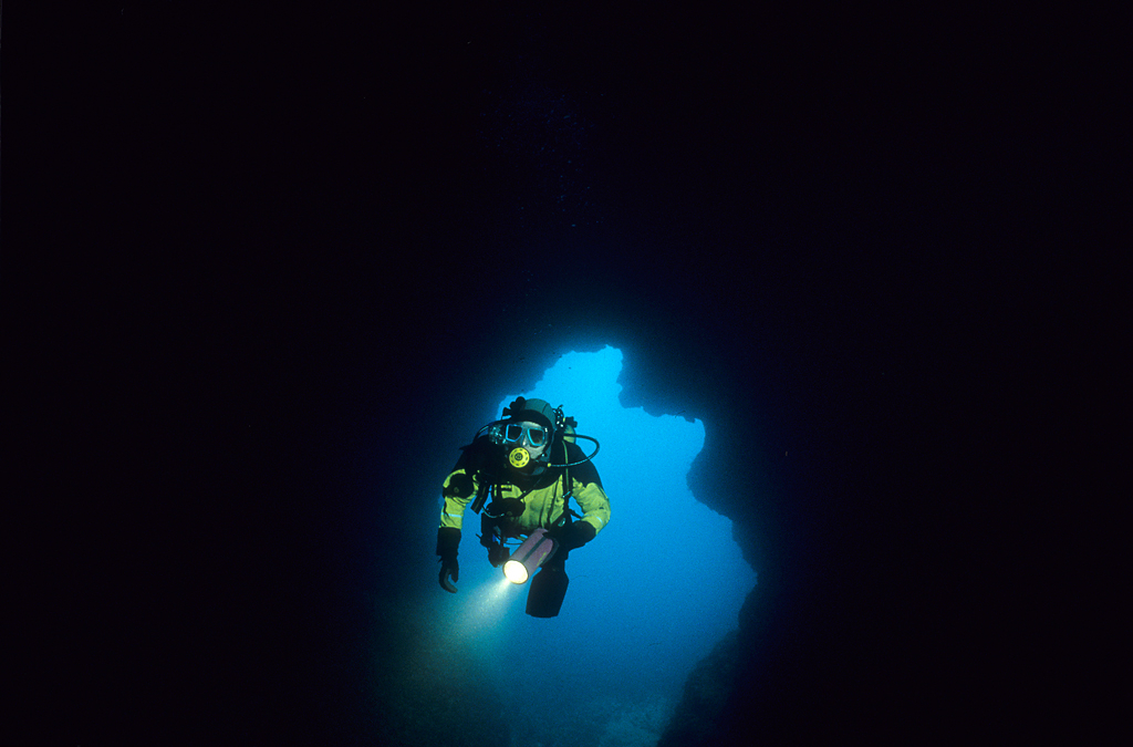 Photographie d'un plongeur entrant dans la grotte Cosquer