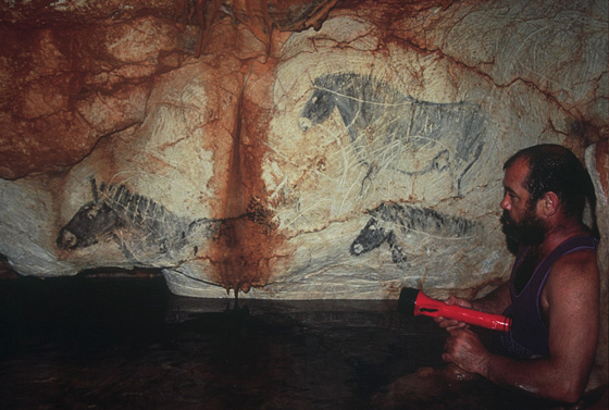 Photographie d'Henri Cosquer dans la grotte Cosquer