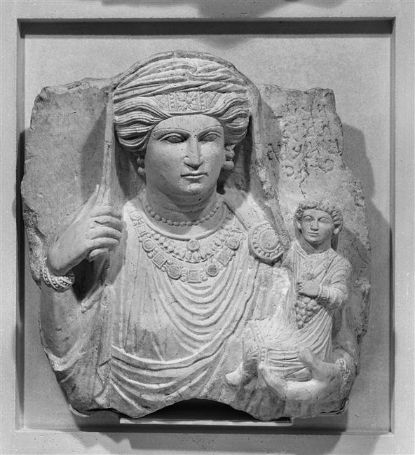Relief funéraire : femme en buste, inscription palmyrénienne