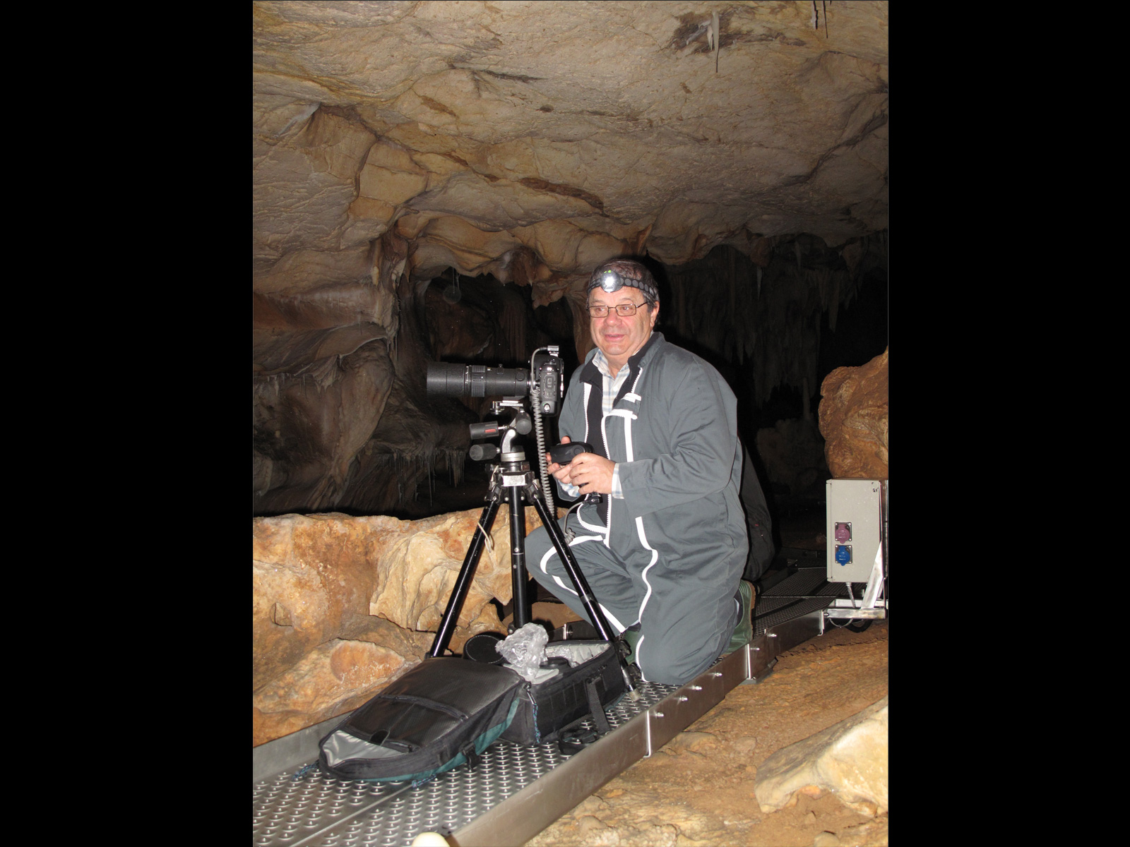Photographie de Norbert Ajoulat dans la grotte de Chauvet Pont-d'Arc