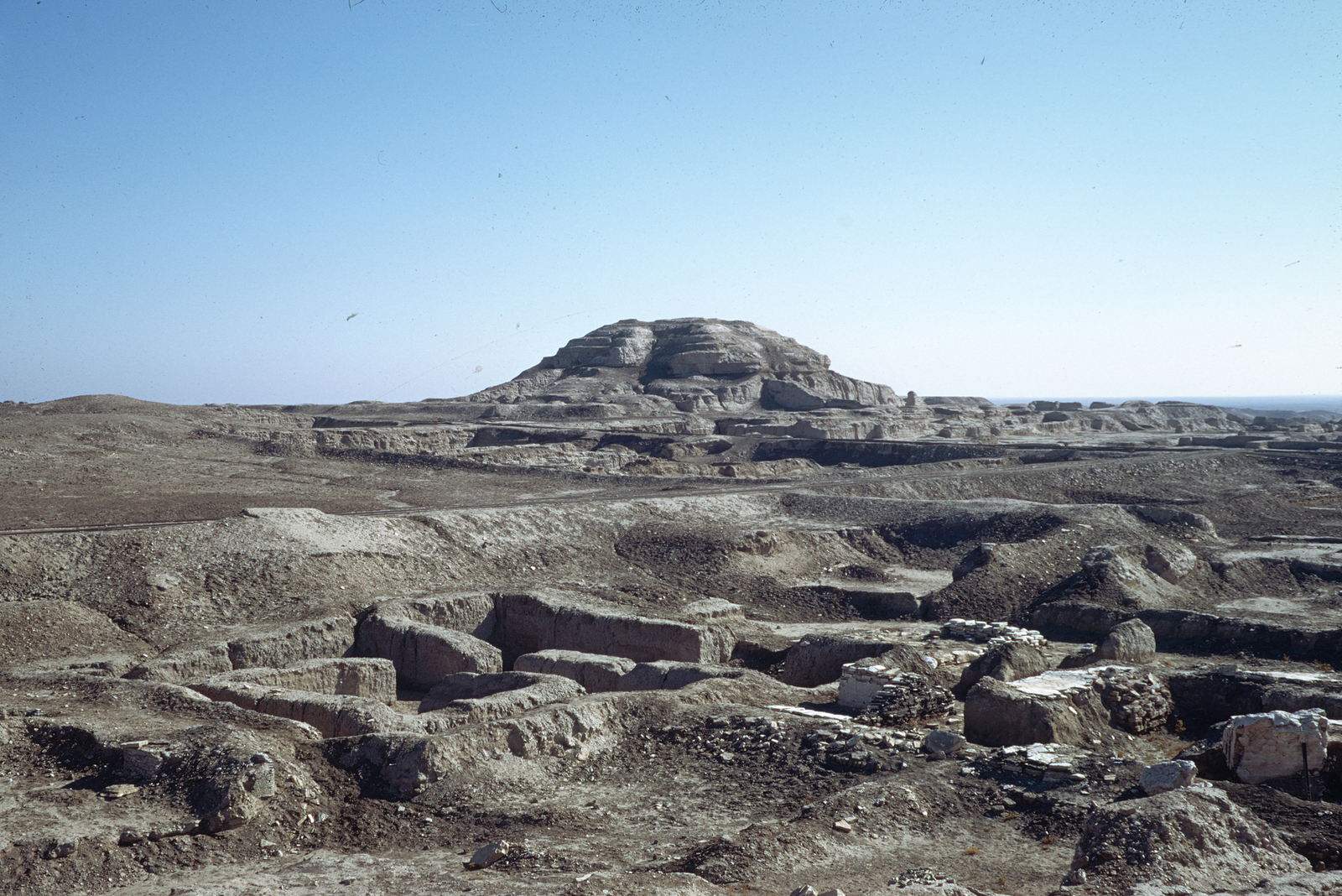 Une visite en 1970. © Mission Archéologique française de Larsa-‘Oueili, ARCH. MAE, JLH271_04_36