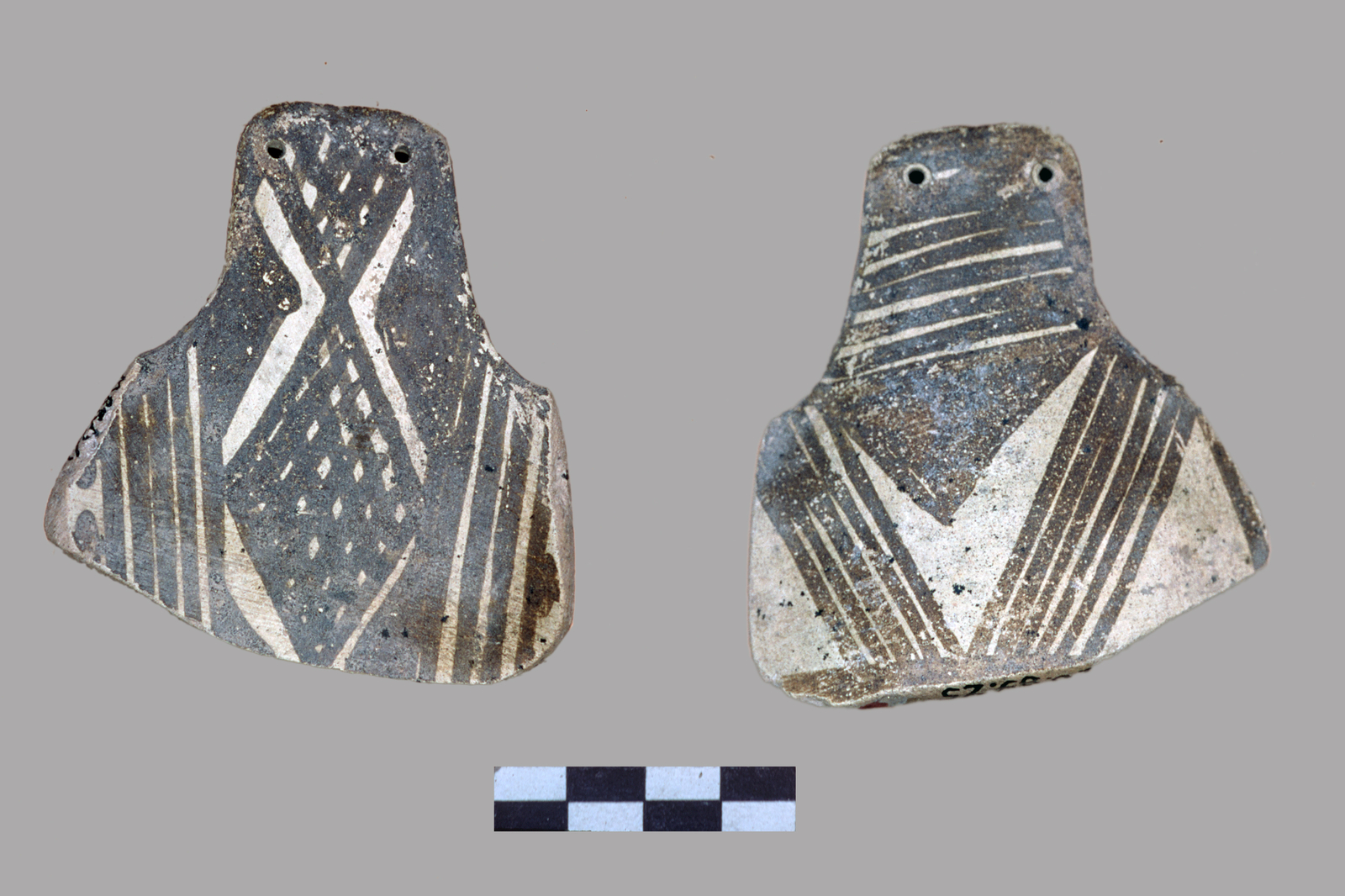 Un pendentif obeidien. © Mission Archéologique française de Larsa-‘Oueili, ARCH. MAE, JLH276_08_32 et 33