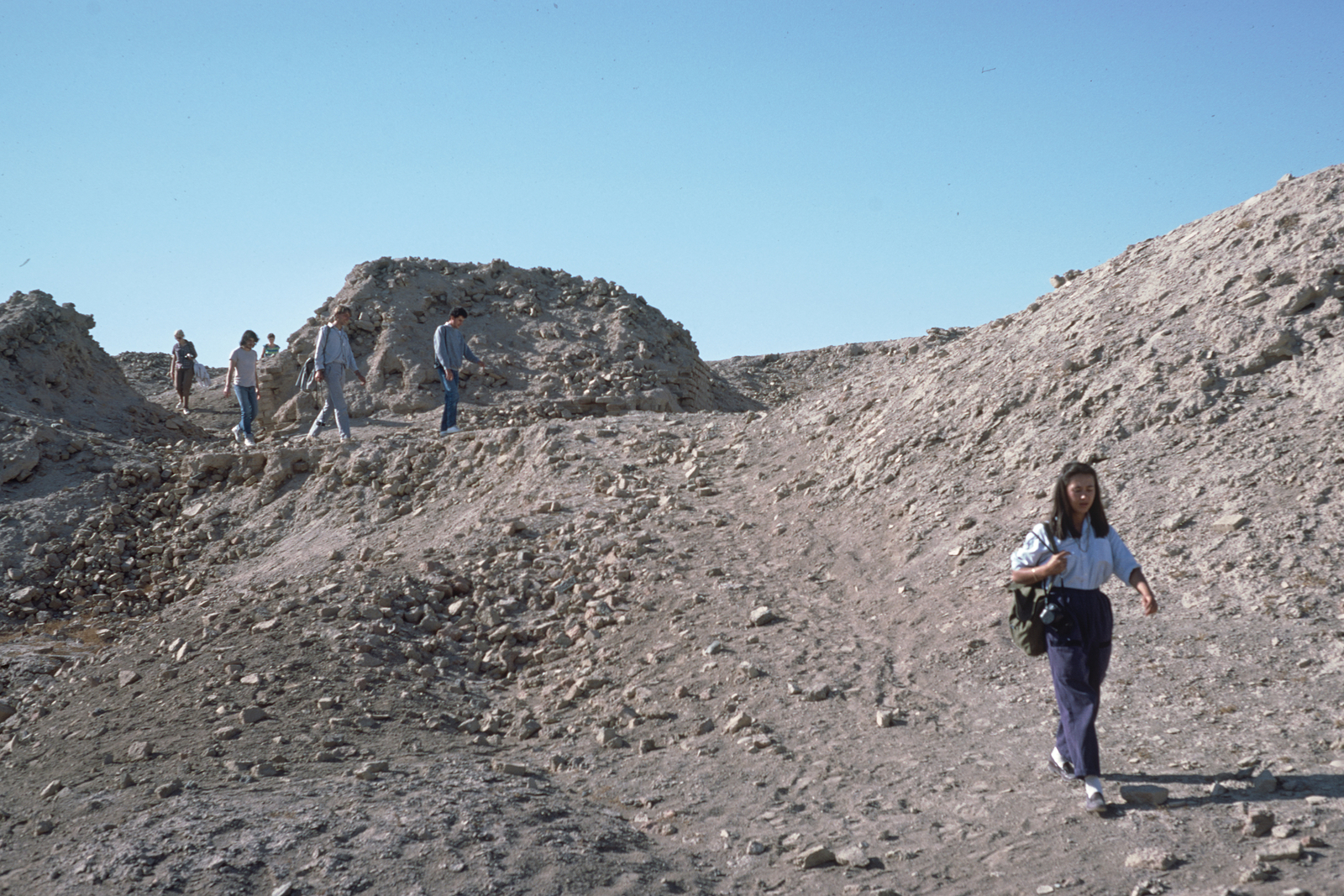 Une visite en 1985. © Mission Archéologique française de Larsa-‘Oueili, ARCH. MAE, JLH277_08_29