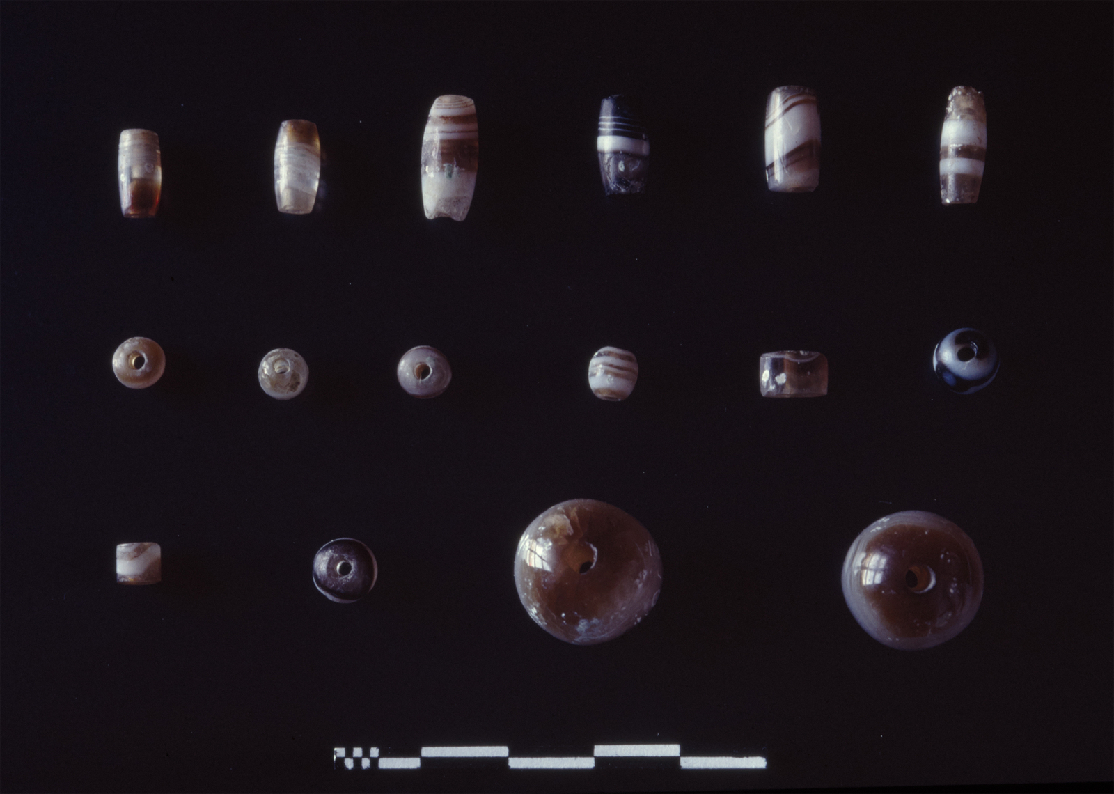 Photographie de perle. © Mission Archéologique française de Larsa-‘Oueili, ARCH. MAE, JLH278_03_009