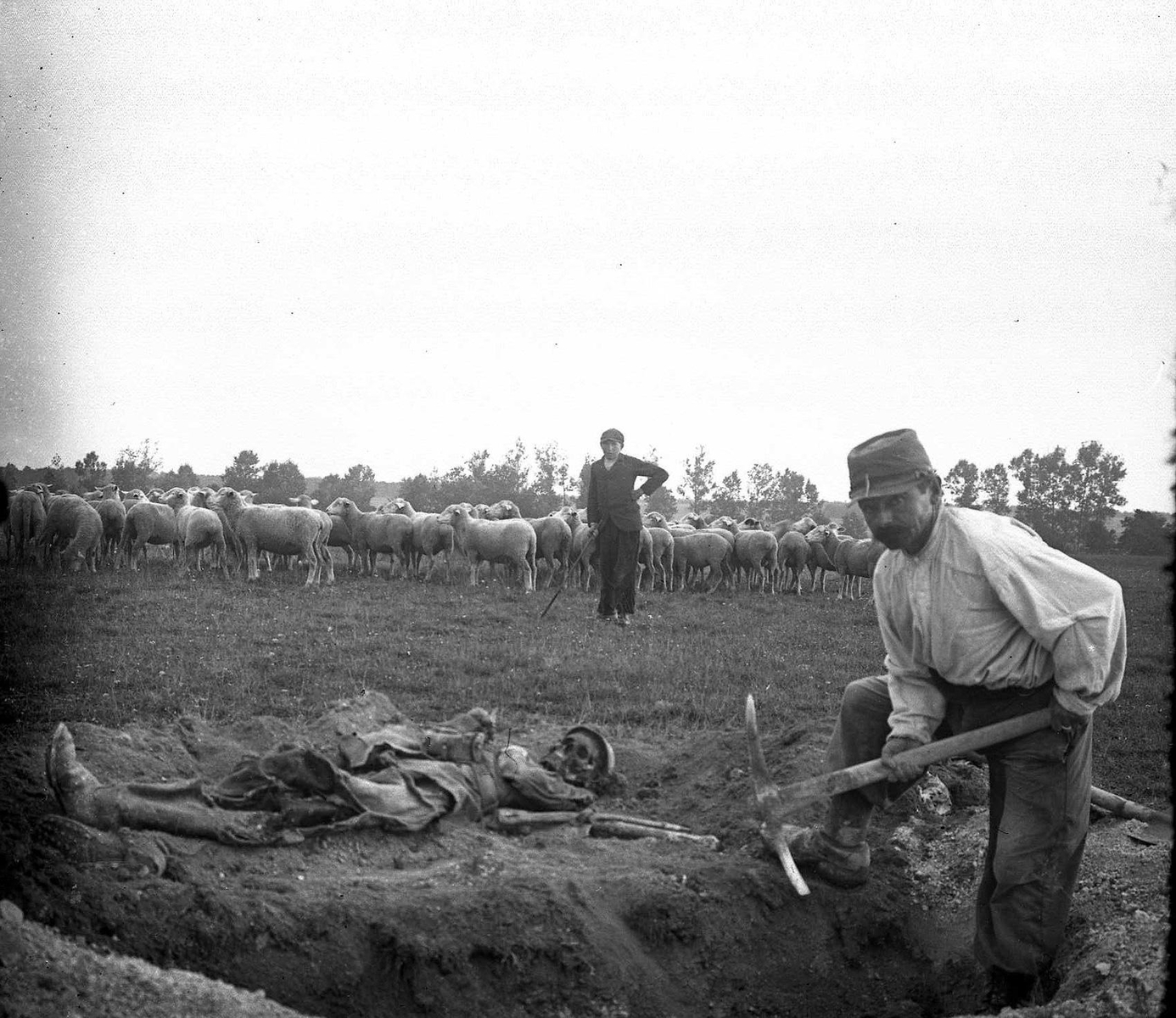 Inhumation en pleine terre d'un squelette d'un soldat qui porte encore ses vêtements