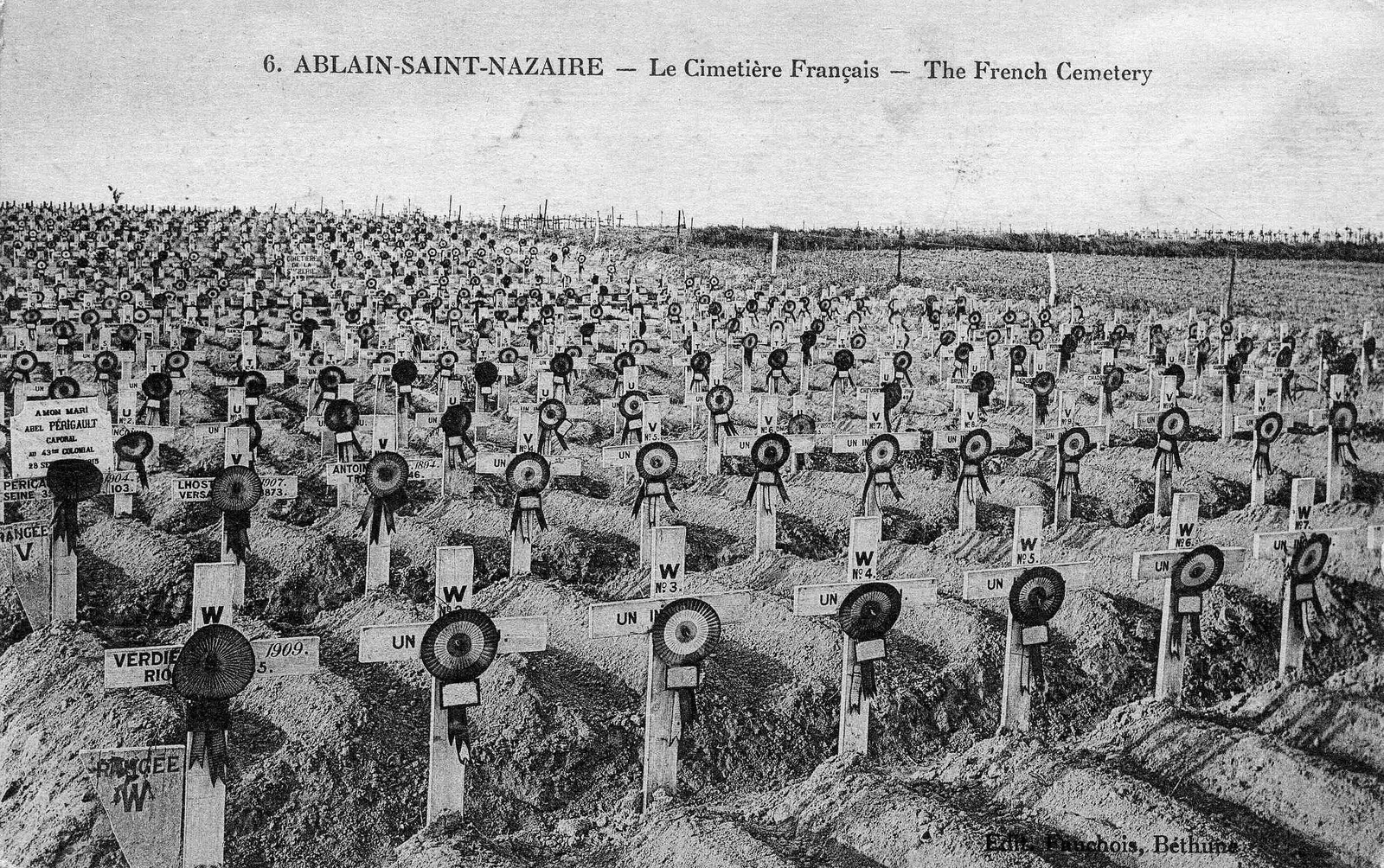 Cimetière français d'Ablain Saint-Nazaire (Pas-de-Calais) avec sa forêt de croix