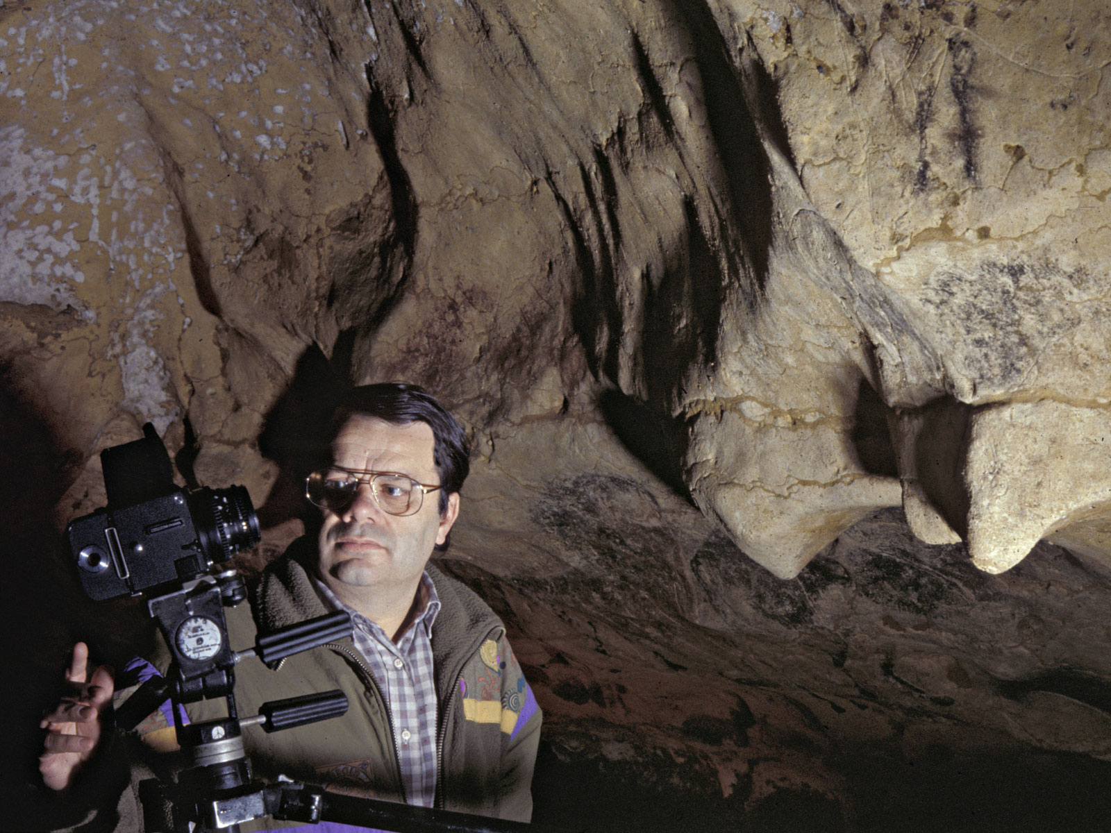 Photographie de Norbert Aujoulat dans la grotte de Lascaux