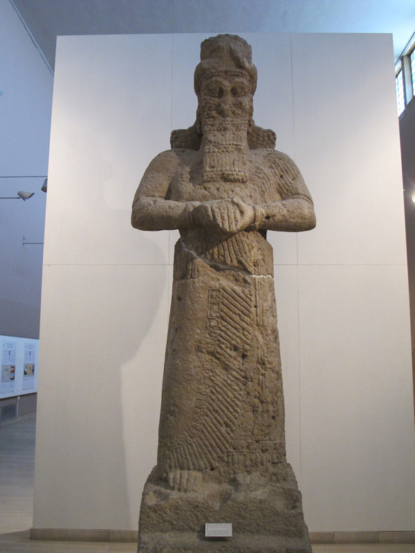 Statue colossale découverte dans l'Ezida