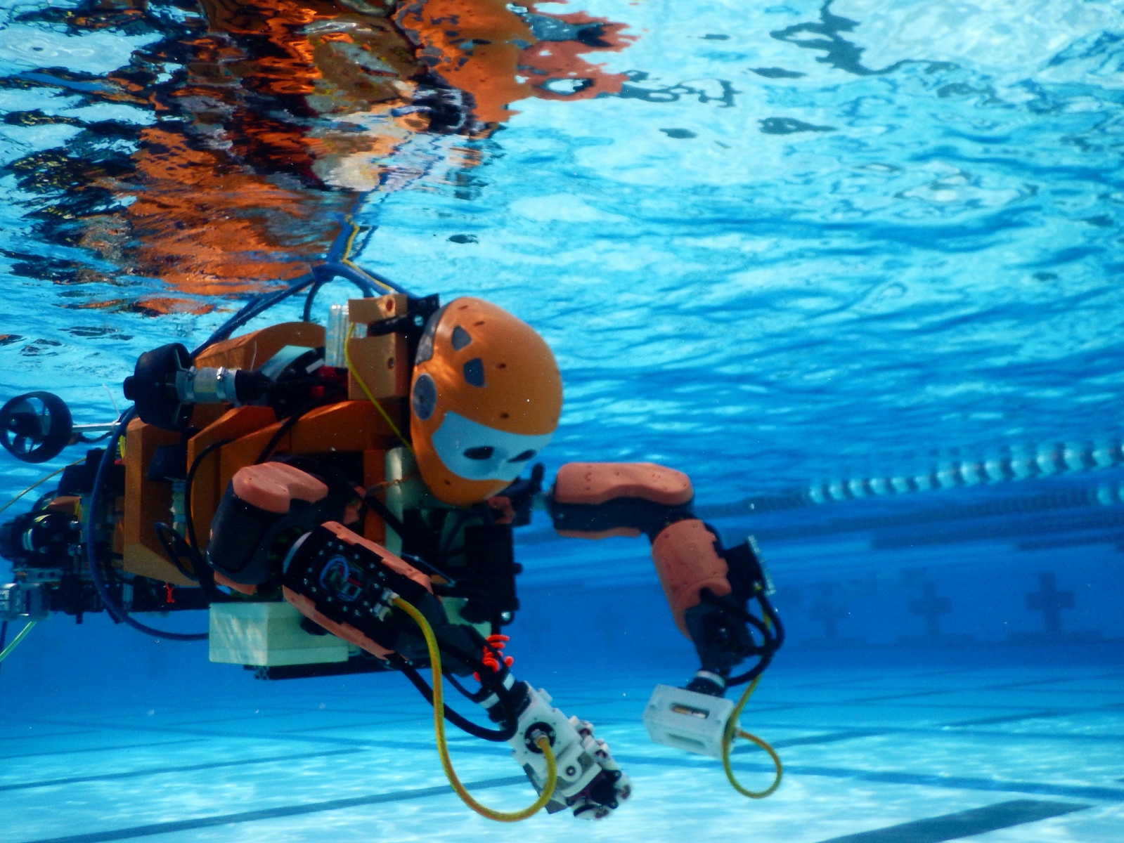 Photographie d'un robot humanoïde sous l'eau d'une piscine