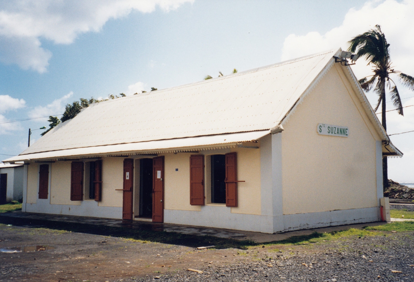 Bâtiment de voyageurs, entrée (Sainte-Suzanne, Gare, 1999)