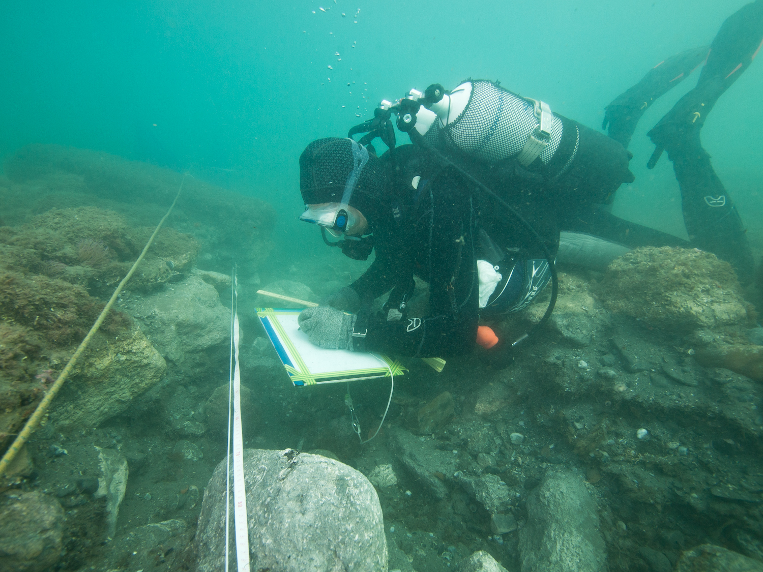 Photographie d'un plongeur faisant un relevé.