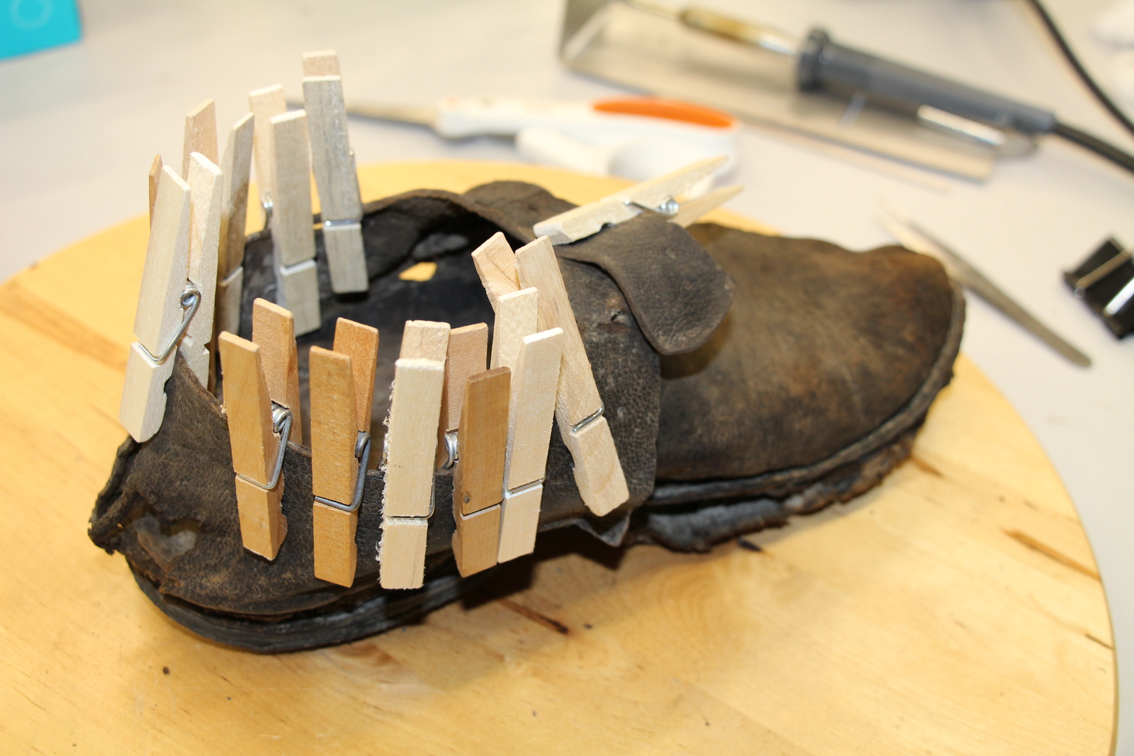 Photographie d'une chaussure découverte sur une épave en cours de traitement de restauration.