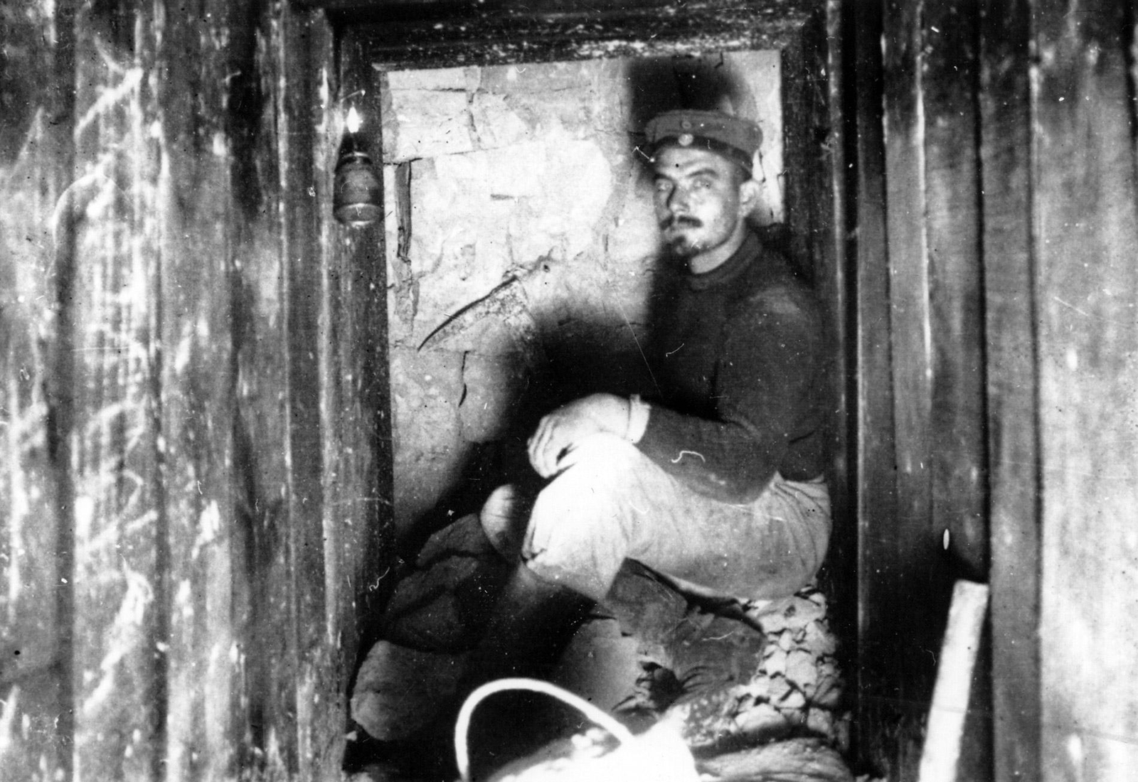 Mineur allemand au fond d'une galerie souterraine