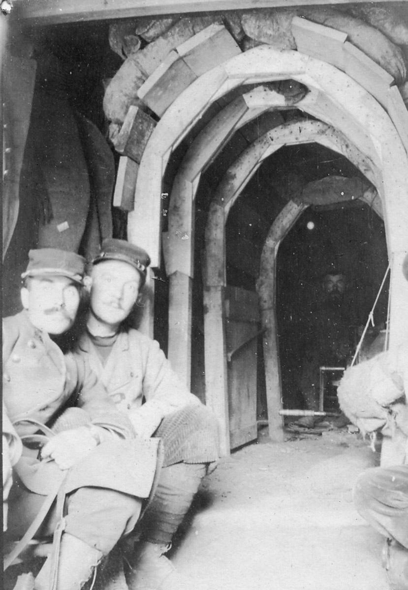 Soldats dans un abri souterrain