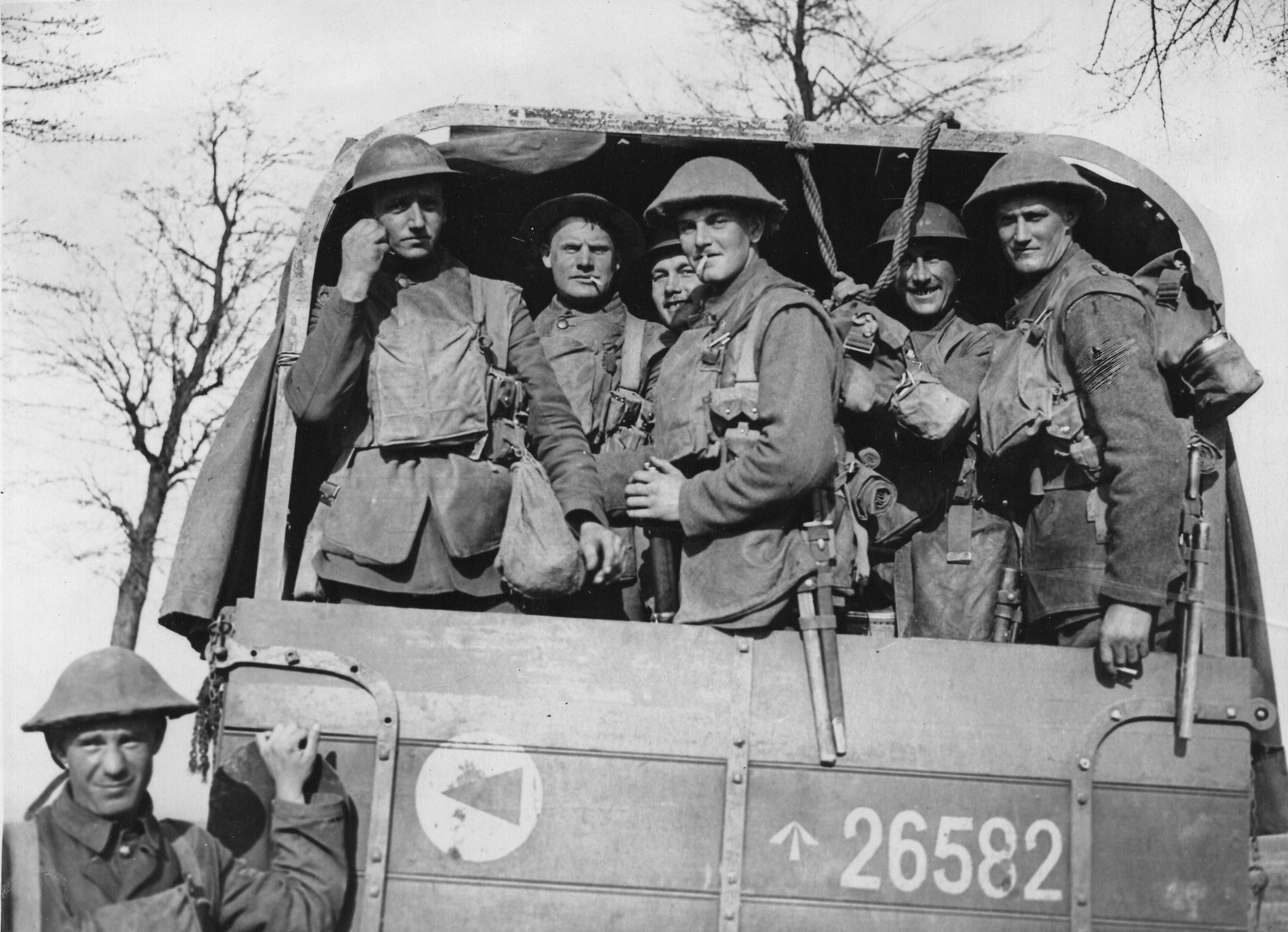 Soldats britanniques à l'arrière d'un véhicule