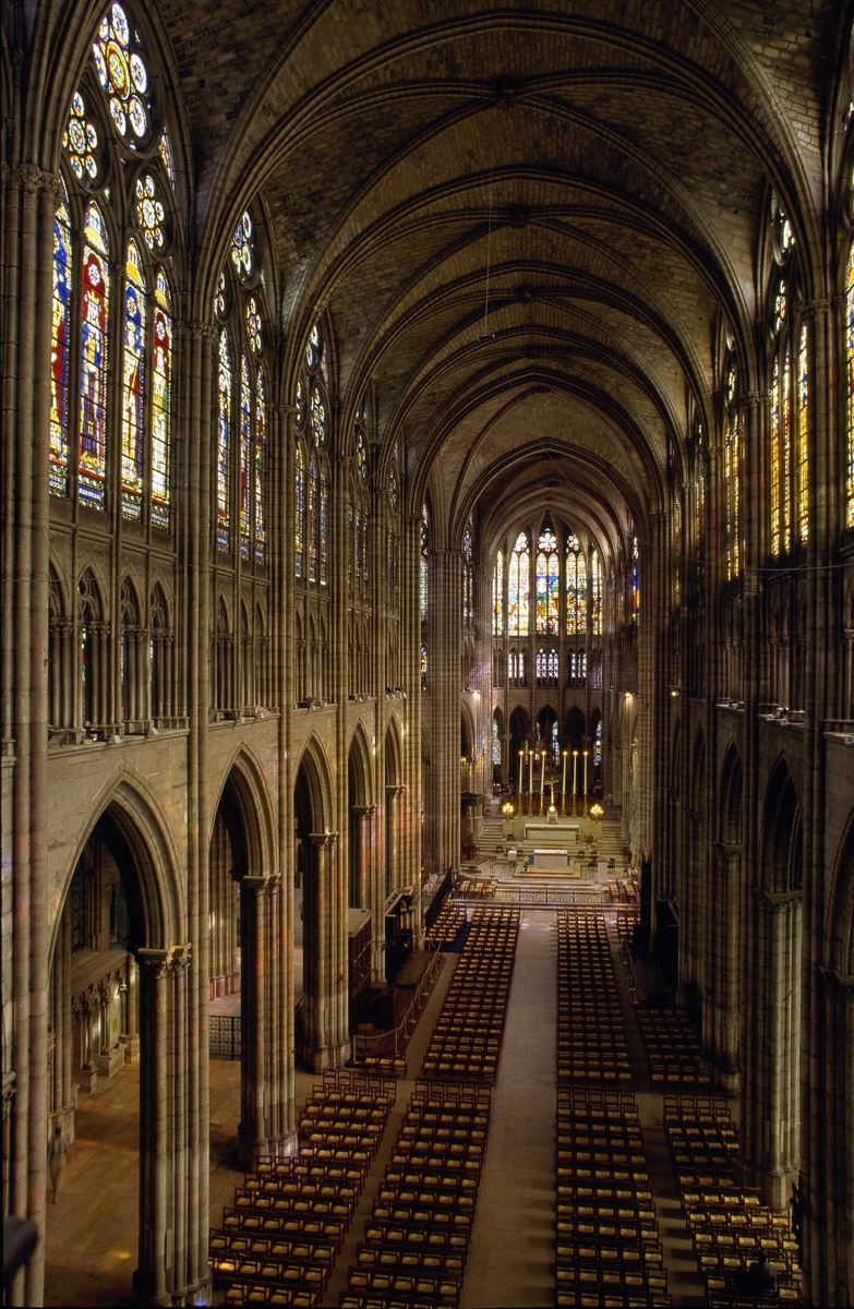 Intérieur de la nef de la basilique