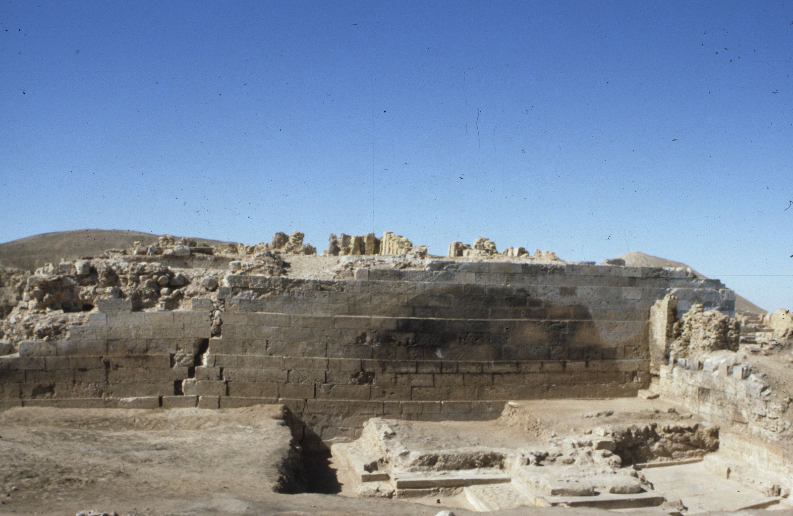 Palais de Shabwa, socle (face Est)