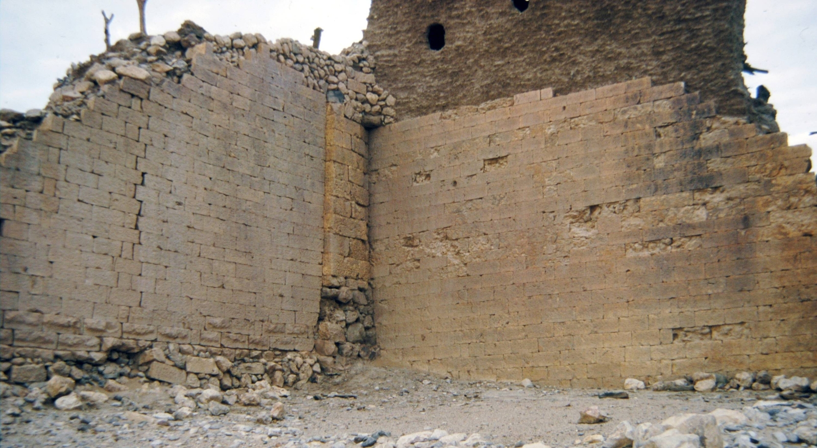 Les murs de la citadelle d’al-Hajar