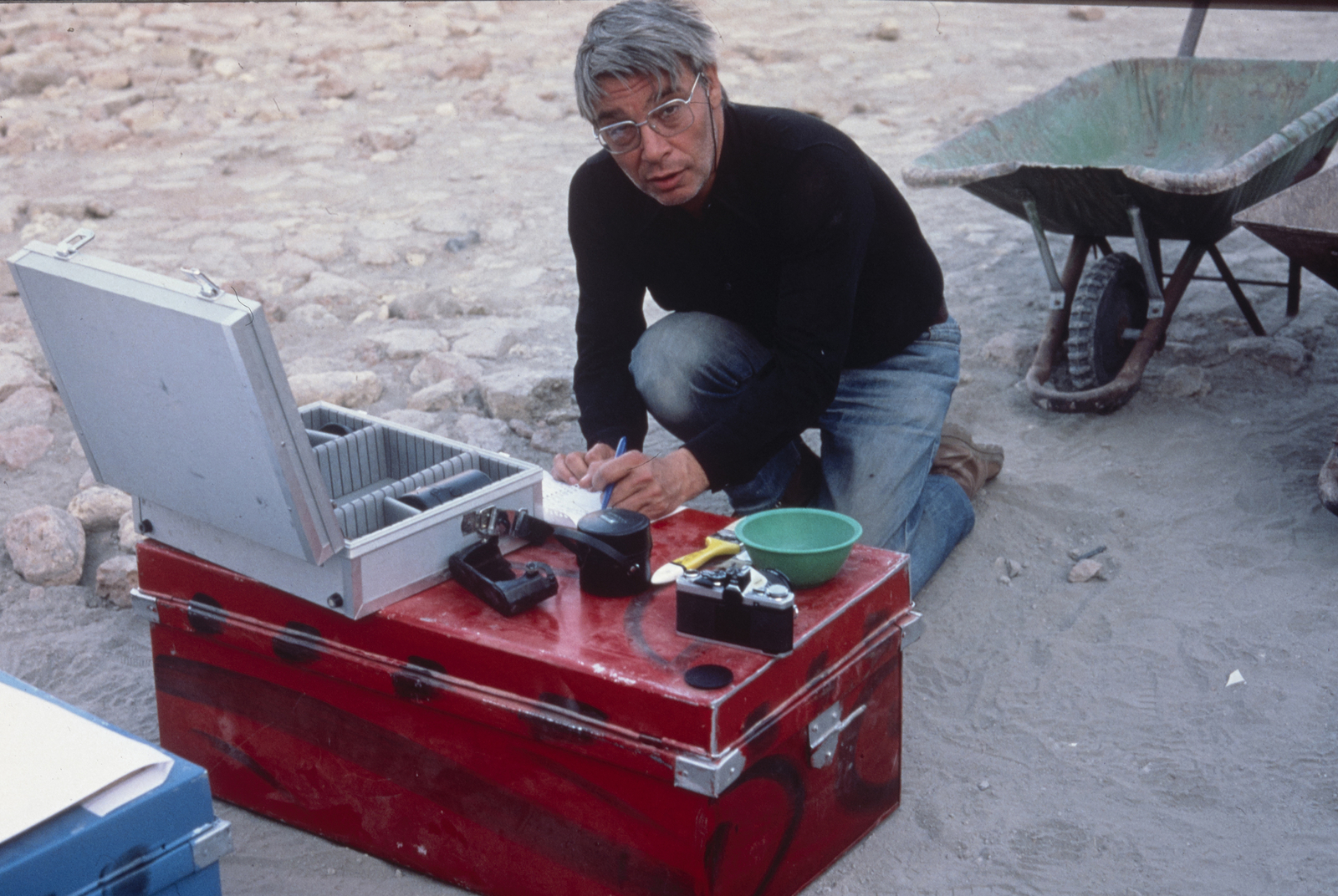 L'assistant du photographe. © Mission Archéologique française de Larsa-‘Oueili, cliché Joël Suire