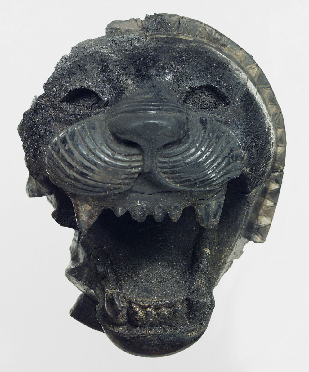 Tête de lion rugissant en ivoire           