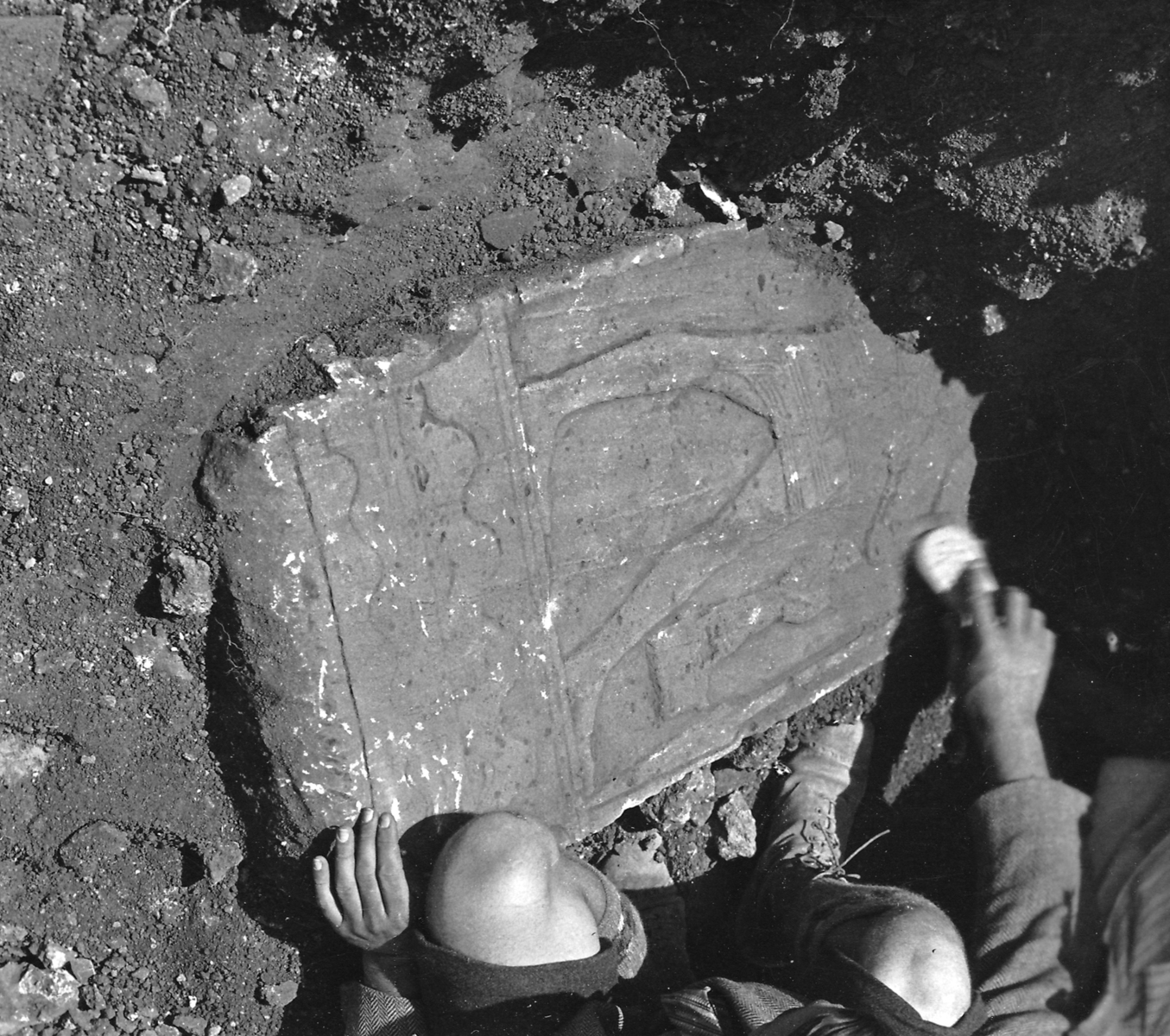 Photographie inédite montrant la stèle du Baal au foudre (RS 4.427, Louvre AO 15 775) au moment de sa découverte sur le tell de Ras Shamra.