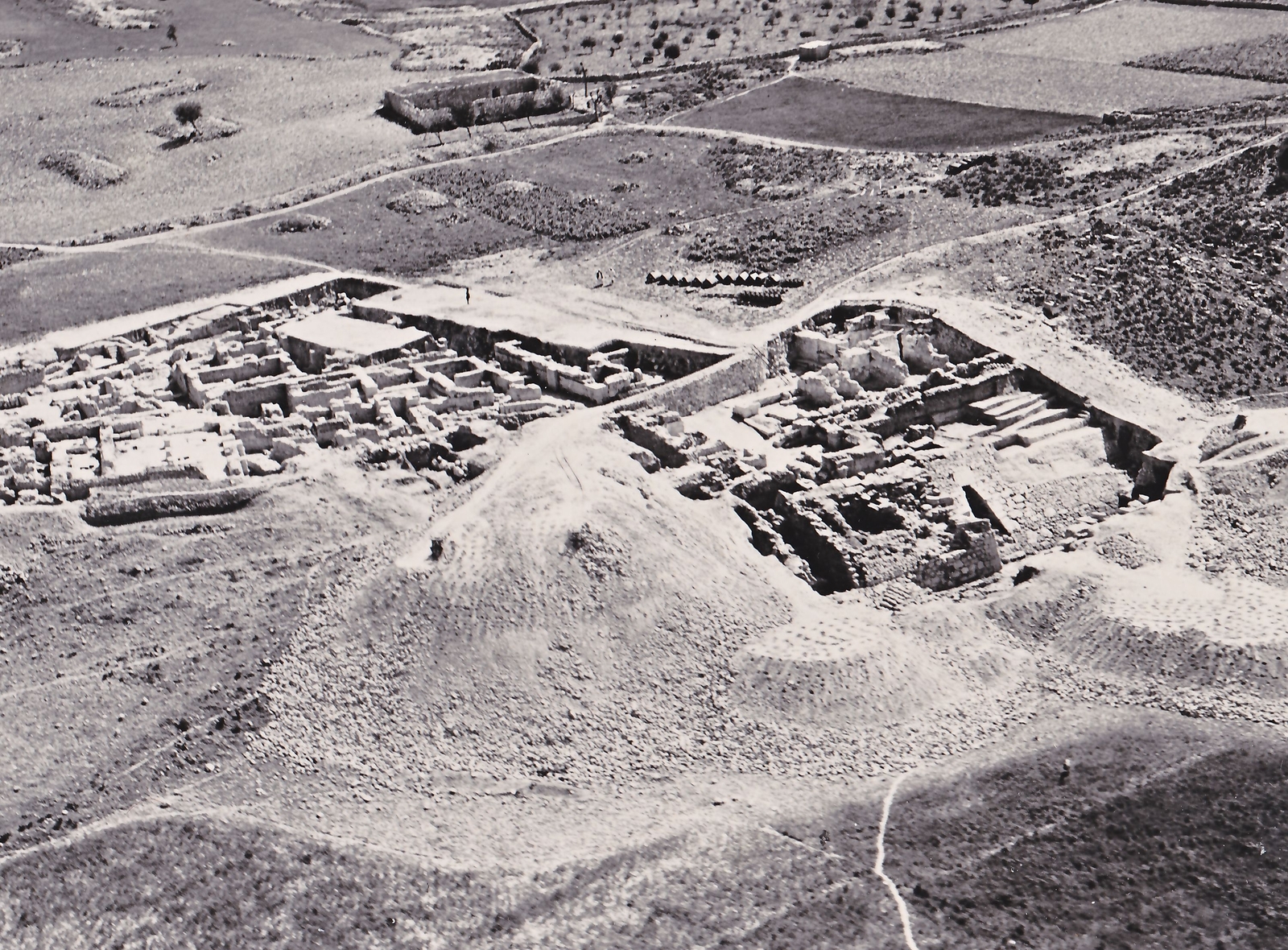 Vue aérienne montrant l’état du dégagement au nord-ouest du tell de Ras Shamra en mars 1939