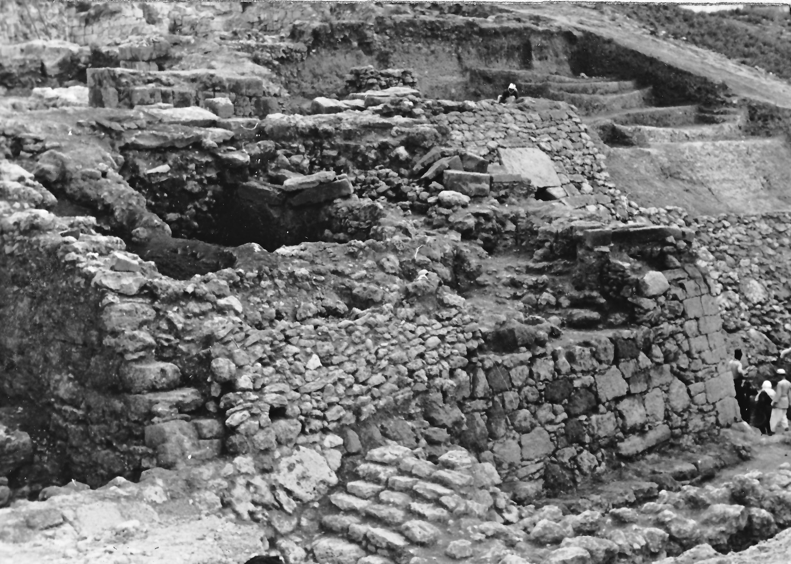 Vue de la grande tour faisant partie de la fortification au nord-ouest du tell de Ras Shamra 