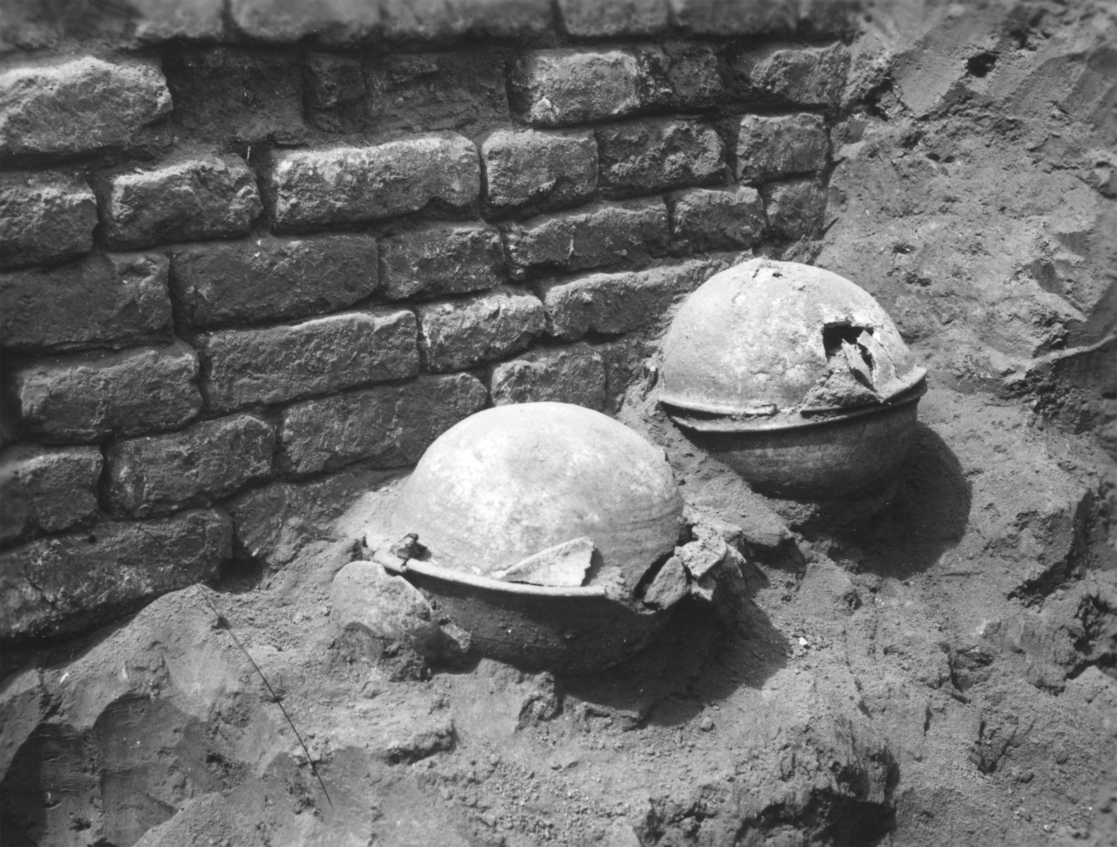 Deux tombes en jarre. © Mission Archéologique française de Larsa, ARCH. MAE, THM799_AP545